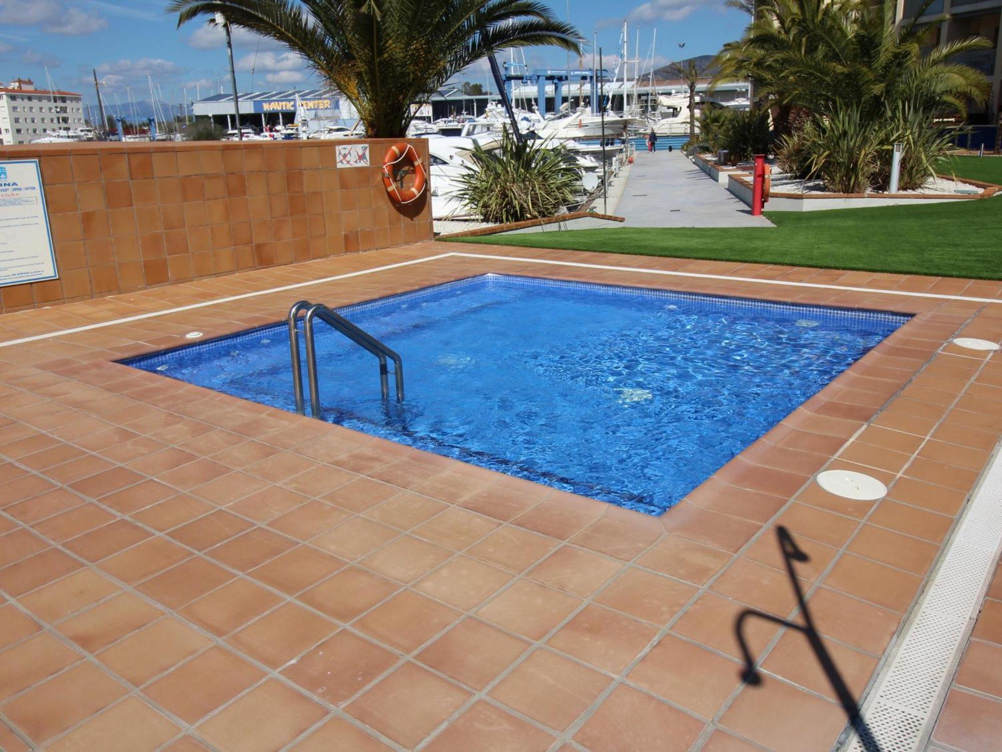Luminoso En Santa Margarita Con Terraza Y Piscina, Cerca De La Playa De La Rubina - Es-258-79 * Roses